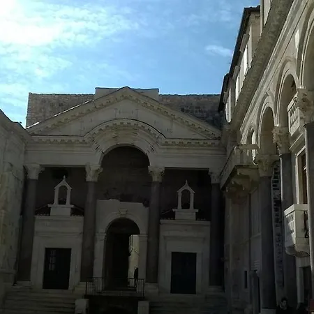 شقة In Split-place To *